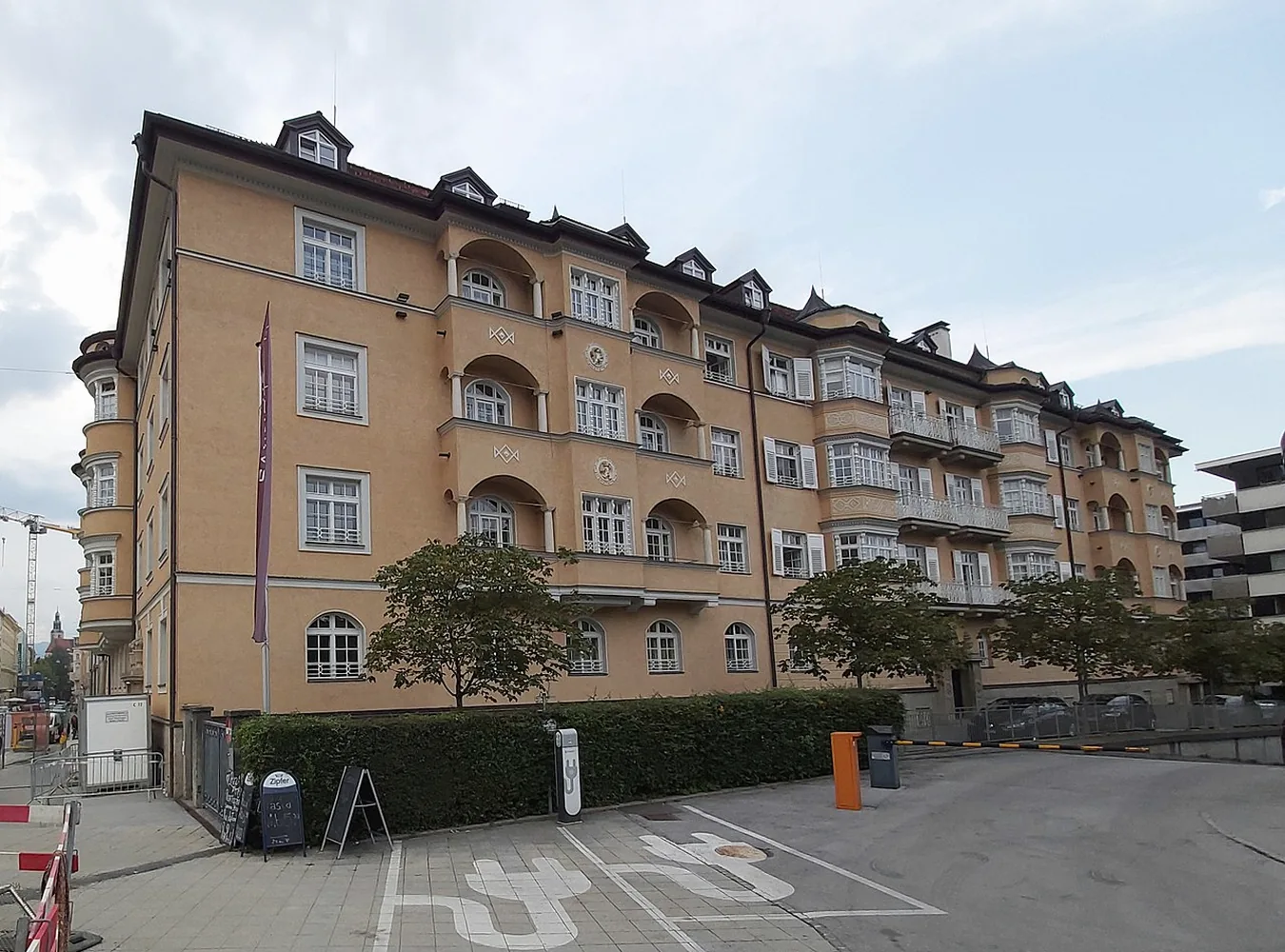 Mehrgeschossiges Wohnhaus mit Salzburger Stadtarchitektur und begrüntem Vorbereich